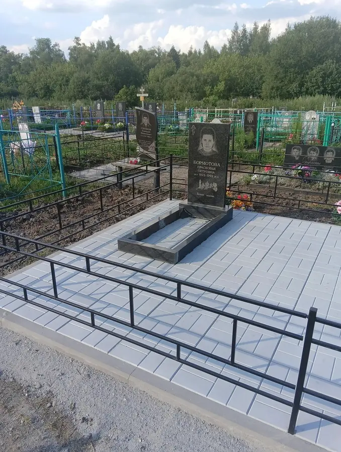 Полностью благоустроенный участок с памятником, плиткой и металлической оградой