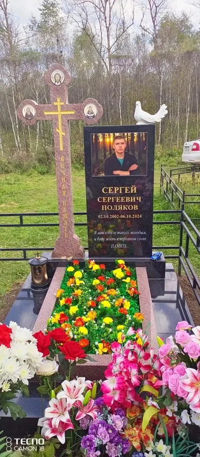 Памятная композиция с гранитным памятником, крестом, цветным портретом и цветником