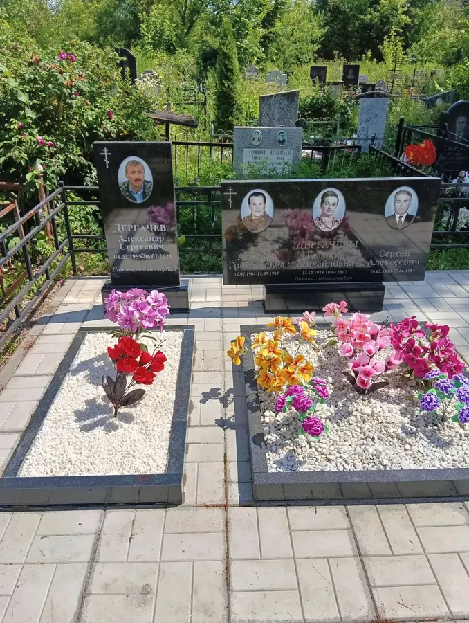 Семейный мемориальный ансамбль из нескольких памятников с общим благоустройством