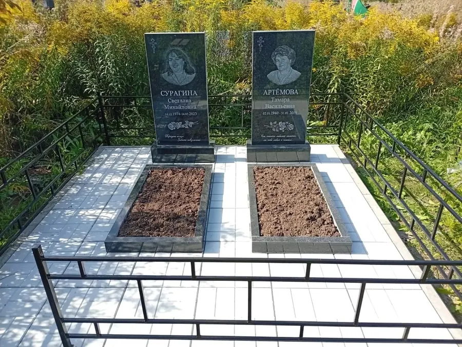 Парная композиция из двух памятников с цветниками, плиткой и металлической оградой