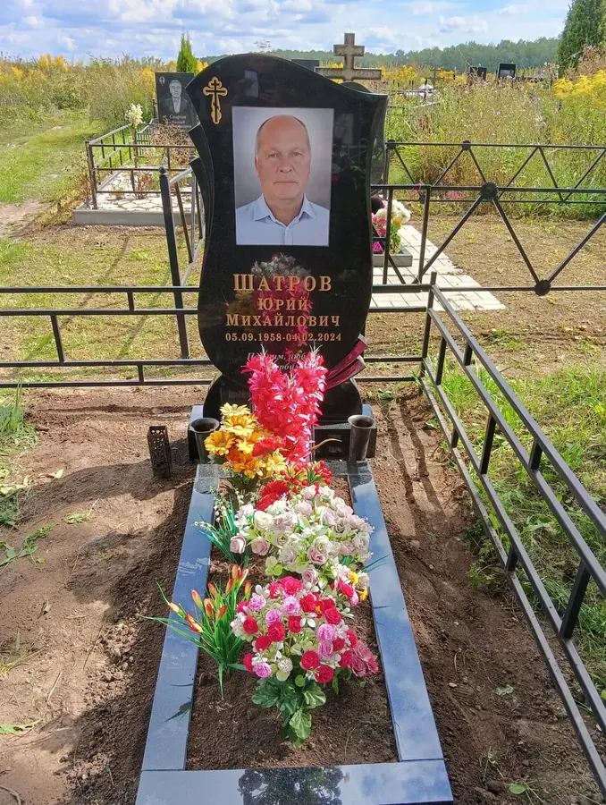Фигурный гранитный памятник с цветным портретом и цветочным оформлением