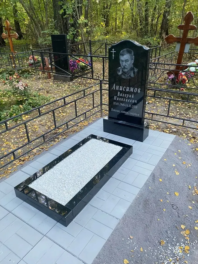 Классический чёрный памятник с цветником, светлой плиткой и отсыпкой